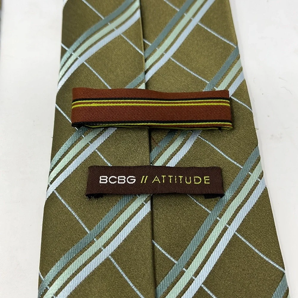 BCBG Attitude 100% silk tie Green Blue